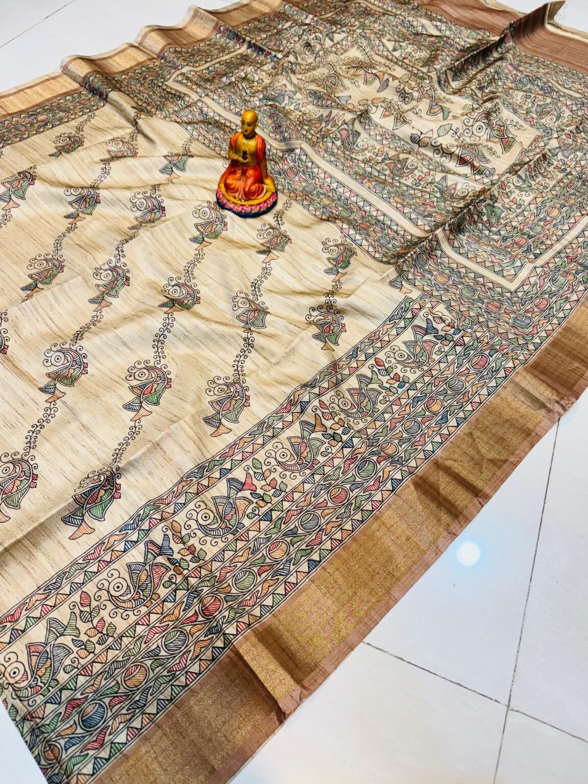 Geometric Borders – Handcrafted Elegance & Beige Tussar Silk Saree with Multicolored Madhubani Fish Motifs