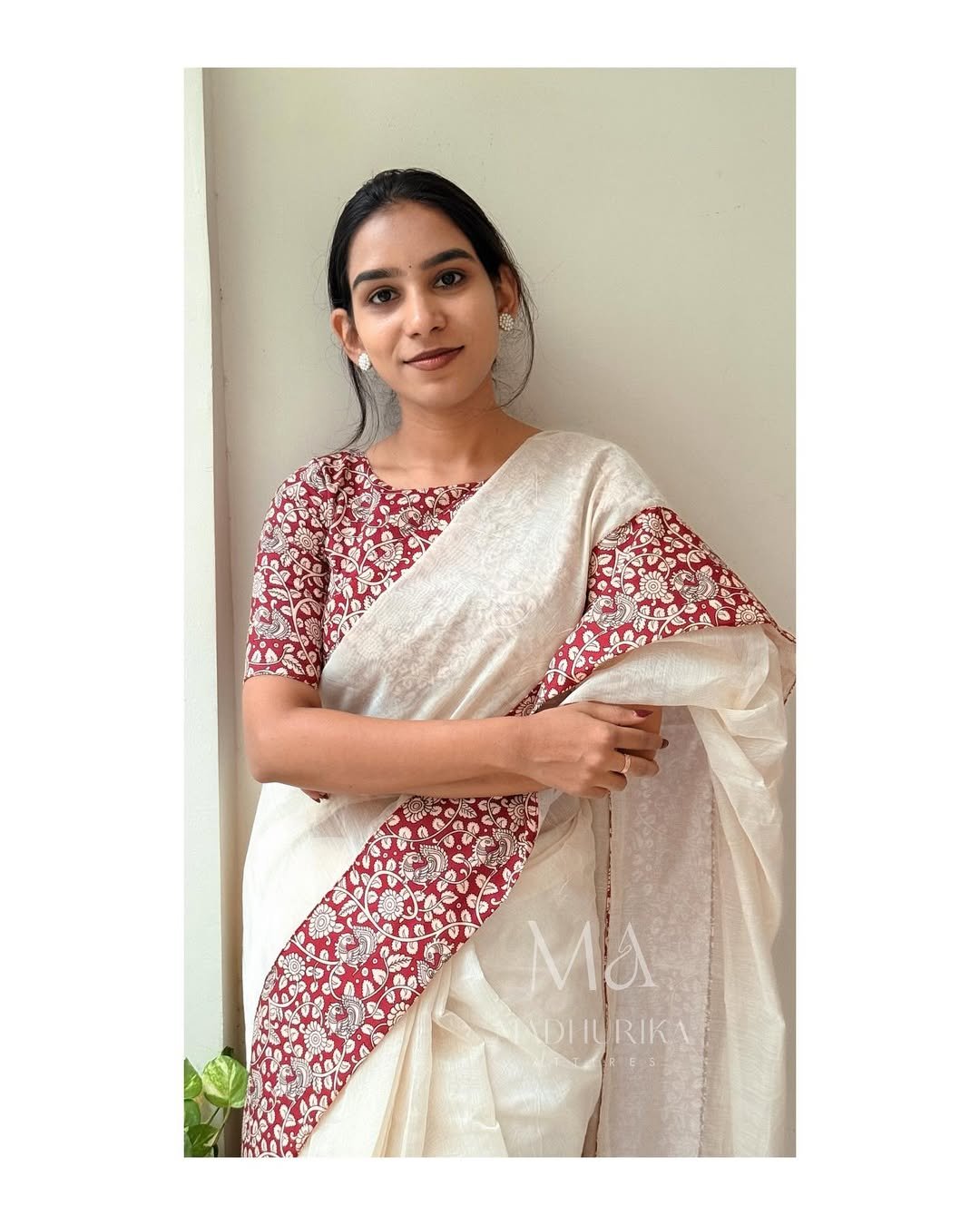 Cream Woven Saree with Contrast Red Printed Border & Blouse – Tajoo